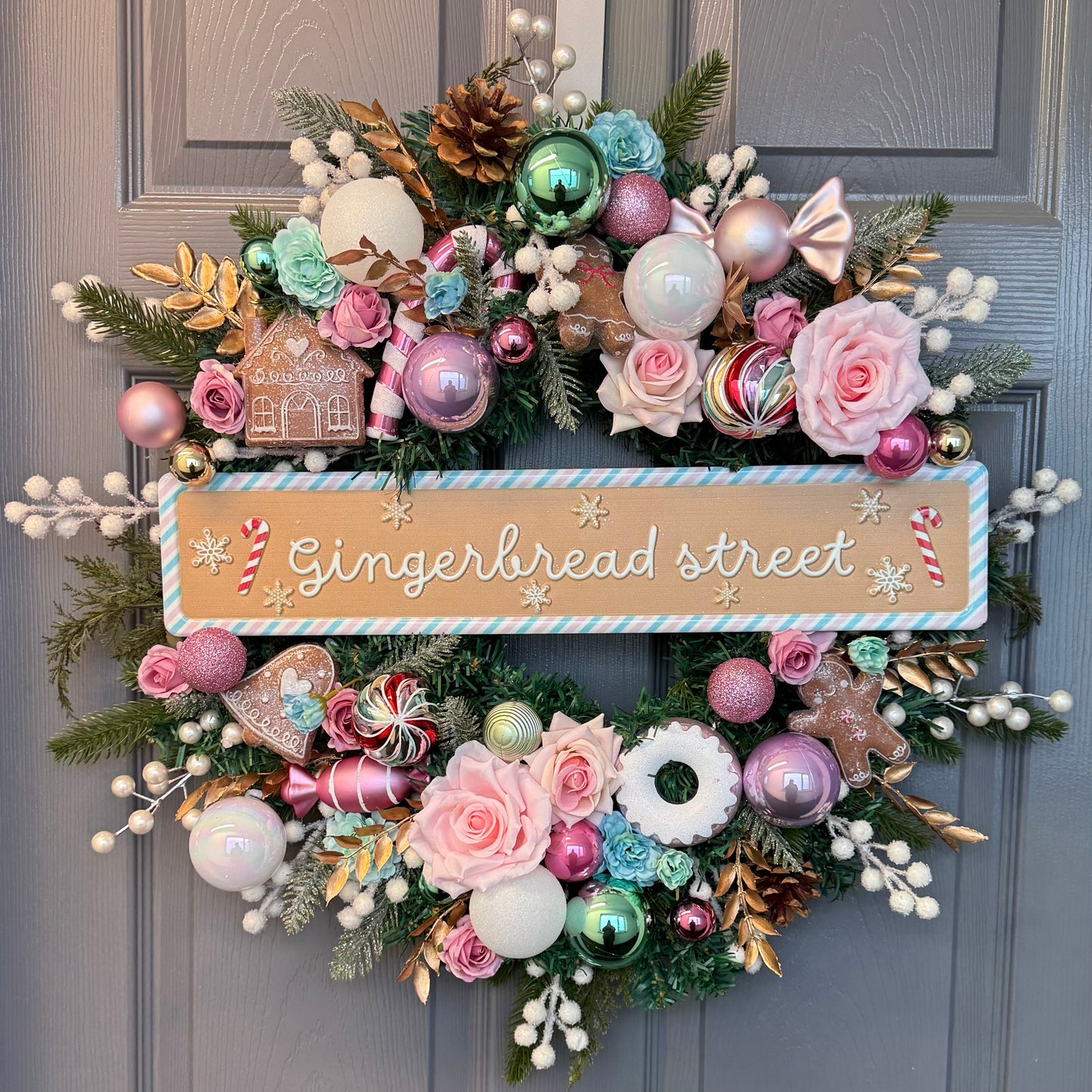 Gingerbread Pastel Christmas Wreath | Gingerbread Street Sign | Candy Ornament Door Wreath | Pastel Holiday Decor | 60–65cm XL Wreath